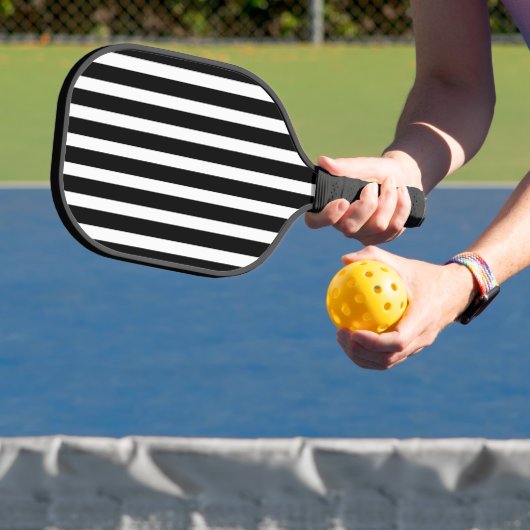 Vetgedrukte zwart-wit gestreepte pickleball paddle (Insitu)