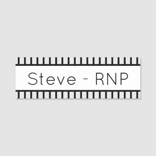 Vetgedrukte zwarte streep en grijs gepersonaliseer naamplaatje (Voorkant)