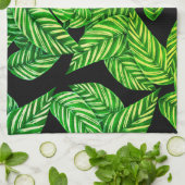 vetgroene bladeren op zwart theedoek (Gevouwen)