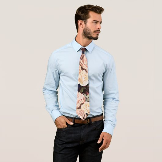 Vette bloemen Rozen van Navy Blue en Floral Stropdas (In situ)