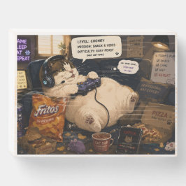 Vette katgamer ontspant met snacks houten kist print