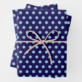 Vette lichte blauwe polka stippen op marineblauw inpakpapier vel