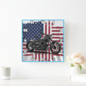 Vette motorfiets tegen de achtergrond van de Ameri Vierkante Klok (Huis)