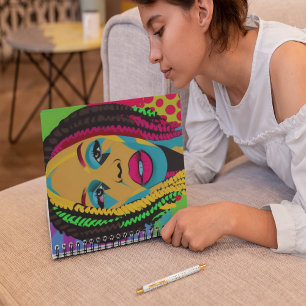 Vette Pop Art-Afrikaans-Amerikaanse vrouw met een  Notitieboek
