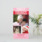 Vette rode kerstcadeautjes met roze smaak feestdagenkaart (Staand voorkant)