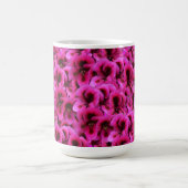 Vette schoonheid: strakke magenta geranium bloemen magische mok (Midden)