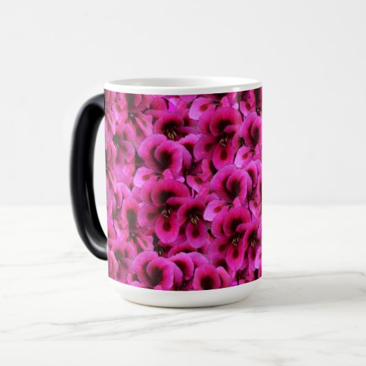 Vette schoonheid: strakke magenta geranium bloemen magische mok (Voorkant links)