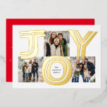 Vette vreugde drie foto moderne rode kerst folie feestdagenkaart<br><div class="desc">Verspreid vreugde dit vakantieseizoen met een leuke gedurfde drie-foto vakantiekaart. Dit feestelijke ontwerp bevat het woord JOY in grote folie letters verspreid over een collage van drie vierkante foto's. De achterkant van de kaart is een feestelijk rood met spikkels en heeft ook ruimte voor een extra langer vakantiebericht. Dit ontwerp...</div>