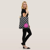 Vette zwarte en witte pooldots met roze monogram tote bag (Op model)