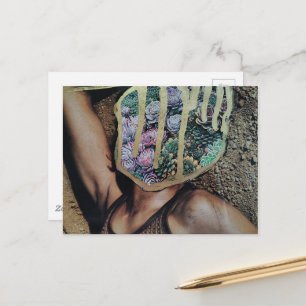 Vetvrouw in woestijn surreële collagekunst briefkaart