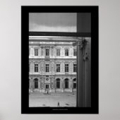 Via het raam Le Louvre Paris B en W Poster2 Poster (Voorkant)