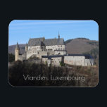 Vianden Castle Winter Uitzicht, Luxemburg Magneet<br><div class="desc">Het prachtige romantische kasteel Vianden in het noorden van Luxemburg. Verlicht door een zachte winterzon. Dit middeleeuwse kasteel werd gebouwd in de 11e tot 14e eeuw. Het toont zowel romaanse als gotische stijlen van architectuur. Perfect souvenir van uw reis naar Luxemburg.</div>