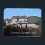 Vianden Castle Winter Uitzicht, Luxemburg Magneet<br><div class="desc">Het prachtige romantische kasteel Vianden in het noorden van Luxemburg. Verlicht door een zachte winterzon. Dit middeleeuwse kasteel werd gebouwd in de 11e tot 14e eeuw. Het toont zowel romaanse als gotische stijlen van architectuur. Perfect souvenir van uw reis naar Luxemburg.</div>