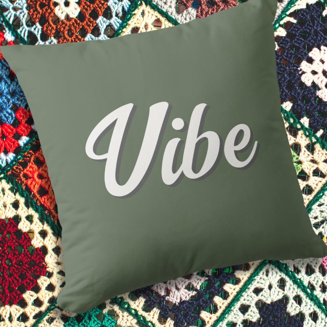 Vibe Groovy Retro Olijfgroen Kussen (An olive green throw pillow with 'Vibe' in white script typography)