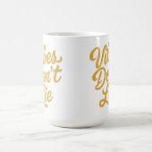Vibes Liegen Niet – Stijlvolle Retro Script Typogr Koffiemok (Center)
