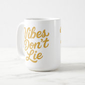 Vibes Liegen Niet – Stijlvolle Retro Script Typogr Koffiemok (Voorkant links)