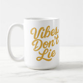 Vibes Liegen Niet – Stijlvolle Retro Script Typogr Koffiemok (Links)