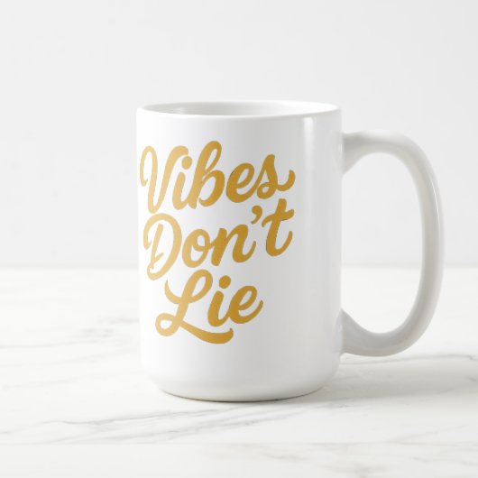 Vibes Liegen Niet – Stijlvolle Retro Script Typogr Koffiemok (Rechts)