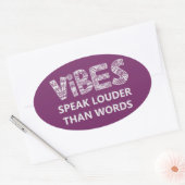 Vibes spreekt luider dan woorden ovale sticker (Envelop)