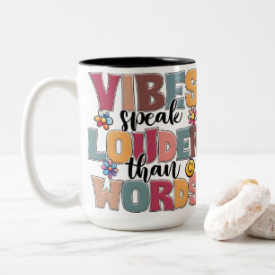 Vibes spreken luider dan woorden Retro groovy typo Tweekleurige Koffiemok