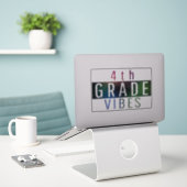 Vibes van de vierde klas terug naar de sticker van (Laptop op bureau)