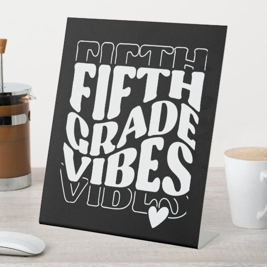 Vibes van vijfde klas terug naar school reclamebord met voetstuk (Insitu)