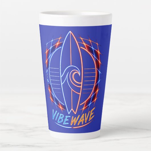 Vibewave Neon Surfplank Design – Retro Wave Glow A Latte Mok (Voorkant)