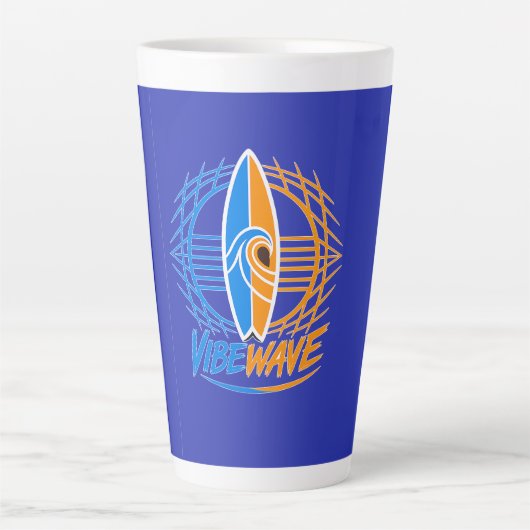 Vibewave Neon Surfplank Design – Retro Wave Glow A Latte Mok (Voorkant)