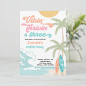 Vibin' Thrivin' en Three Retro Surf Beach Birthday Kaart (Staand voorkant)