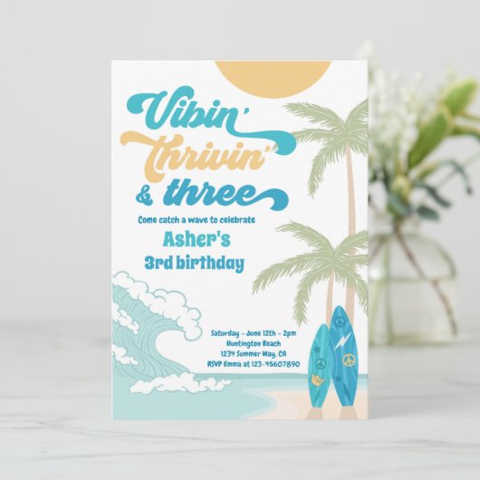 Vibin' Thrivin' en Three Retro Surf Beach Birthday Kaart (Staand voorkant)