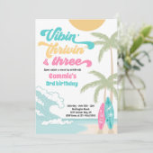 Vibin' Thrivin' en Three Retro Surf Beach Birthday Kaart (Staand voorkant)