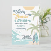 Vibin' Thrivin' en Three Retro Surf Beach Birthday Kaart (Staand voorkant)