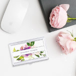 Vibrant Bloom | Aangepersonaliseerde Waterverf Flo Visitekaarthouder<br><div class="desc">De houder van het elegante florale visitekaartje heeft een boeket van waterverf geschilderde perony en bloemen van roos in levendige tinten van violet paars,  wazige roze en groen. De jouw naam en/of de bedrijfsnaam worden getoond in het centrum in moderne letters op een witte band.</div>
