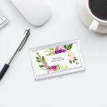 Vibrant Bloom | Aangepersonaliseerde Waterverf Flo Visitekaarthouder<br><div class="desc">De houder van het elegante florale visitekaartje heeft een boeket van waterverf geschilderde perony en bloemen van roos in levendige tinten van violet paars,  wazige roze en groen. De jouw naam en/of de bedrijfsnaam worden getoond in het centrum in modern letterschrift op een wit rechthoekig element.</div>
