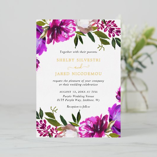 Vibrant Bold Bright Paarse Floral Weddenschap Gold Folie Uitnodiging (Staand Voorkant)