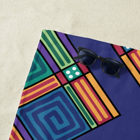 Vibrant geometrisch patroon strandlaken (In situ)