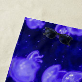 Vibrant gloeiend zand strandlaken (In situ)