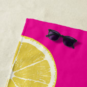 Vibrant Lemon Slice Pattern on Pink Beach Towel Strandlaken (In situ)