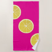 Vibrant Lemon Slice Pattern on Pink Beach Towel Strandlaken (Voorkant)