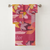 Vibrant Magenta en Gold Abstract Bad Handdoek (Insitu)