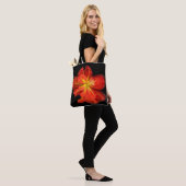 Vibrant Oranje Begonia Macro Tote Bag (Op model)