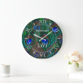 Vibrant Peacock Feathers Etching Style Dial on a Grote Klok (Huis)