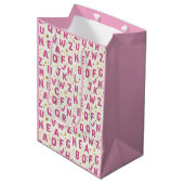 Vibrant Pink Alphabet and Gold Glitter Pattern Medium Cadeauzakje (Voorkant Gekanteld)