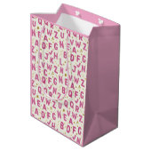 Vibrant Pink Alphabet and Gold Glitter Pattern Medium Cadeauzakje (Achterkant Gekanteld)