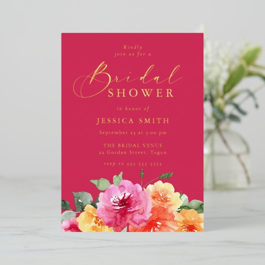 Vibrant Pink Floral Bridal Shower Gold Folie Uitnodiging (Staand Voorkant)