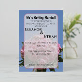 Vibrant Pink Rose Bouquet & Blue Sky Summer Folie Uitnodiging (Staand Voorkant)