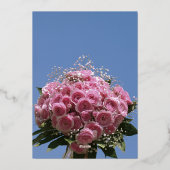 Vibrant Pink Rose Bouquet & Blue Sky Summer Folie Uitnodiging (Achterkant)