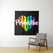 Vibrant PrideVibe Tapestry: Omarm je regenboog H Wandkleed (In situ)