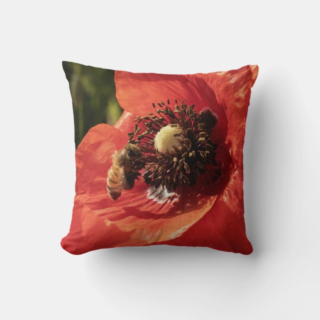 Vibrant Red Poppy and Honey Bee Throw Pillow Kussen (Voorkant)