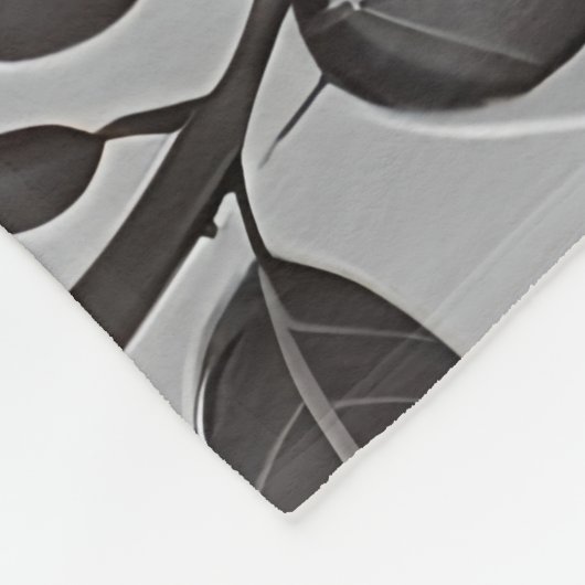 Vibrant Red Roses On A Metallic Silver Background Fleece Deken (Hoek)